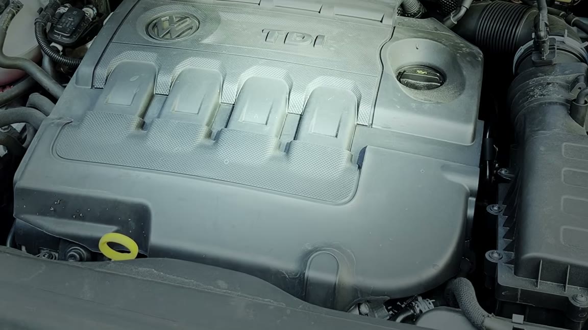 Un technicien CarAudit inspectant une voiture d’occasion